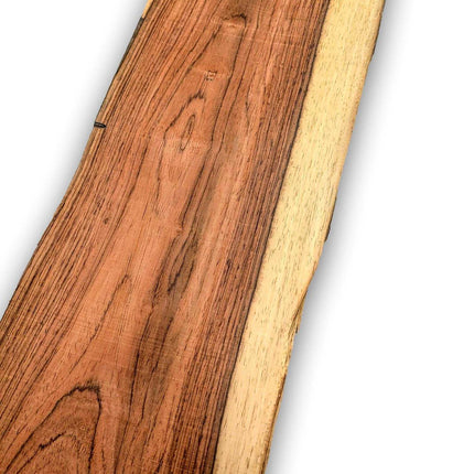 Detail van Palissander fineer met contrasterende kern en spint, perfect voor ambachtelijke toepassingen en decoratieve afwerkingen.
