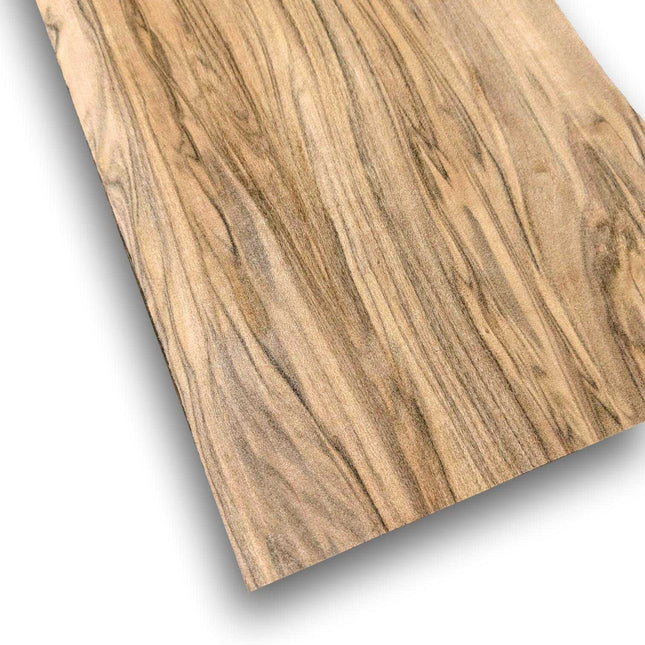 Red gum (satijnnoten) houtfineer 140x17 cm met natuurlijke tekening en warme houttinten, ideaal voor meubelbekleding of restauratie.