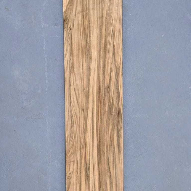 Langwerpig vel Red gum (satijnnoten) fineer 140 x 17 cm, naturel en onbehandeld, geschikt voor marqueterie of panelenbekleding.