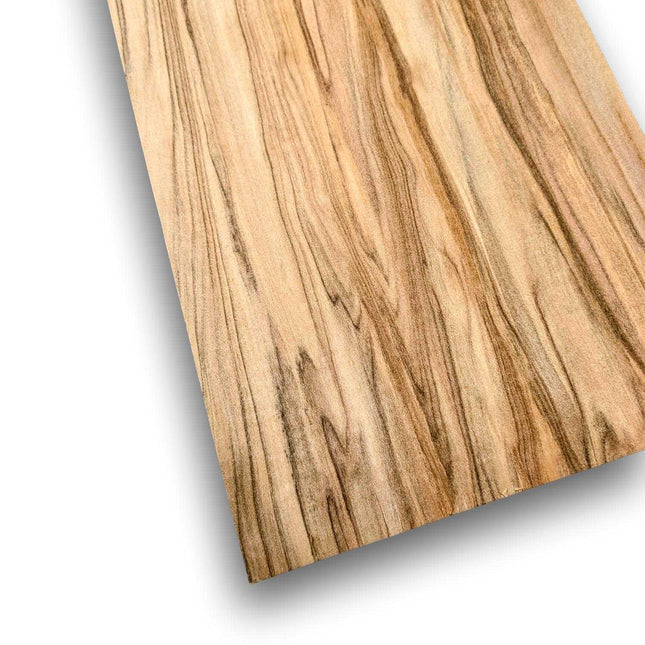 Red gum (satijnnoten) houtfineer 140x18 cm met natuurlijke tekening en warme tinten, ideaal voor meubelbekleding of restauratieprojecten.
