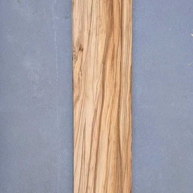 Langwerpig vel Red gum (satijnnoten) fineer 140 x 18 cm, naturel en onbehandeld, geschikt voor marqueterie of fineerwerk op panelen.