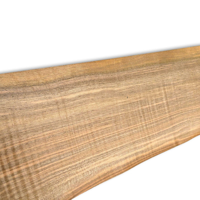 Langwerpig vel naturel walnoot fineer zonder backing, geschikt voor marqueterie en creatieve houtbewerking.