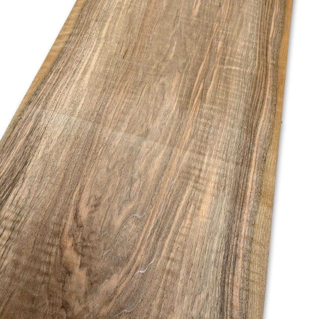 Onbehandeld walnoot fineer 165 x 25 cm met duidelijk zichtbare houtnerf, geschikt voor marqueterie of creatieve houtbewerking.