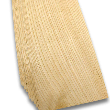 Bundel van 32 vellen essen houtfineer, 205 x 13 cm, naturel en onbehandeld. Ideaal voor meubelbekleding, renovatie en marqueterie.
