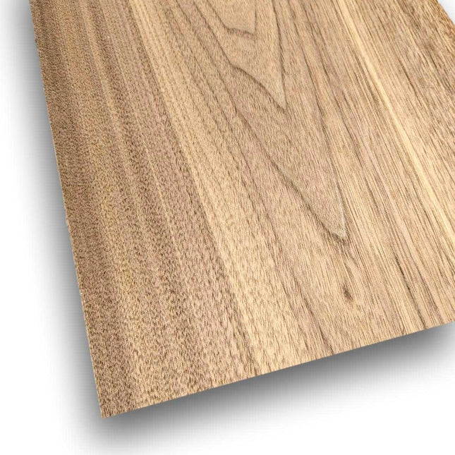 Walnoot sperfineer 2,4 mm dikte in formaat 28 x 20 cm, naturel en onbehandeld. Ideaal voor meubelbekleding of restauratieprojecten.