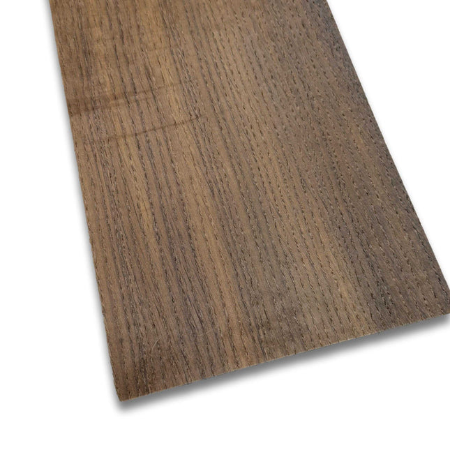 Gerookt eiken houtfineer 76 x 19 cm met natuurlijke nerfstructuur, ideaal voor meubelbekleding of restauratieprojecten.